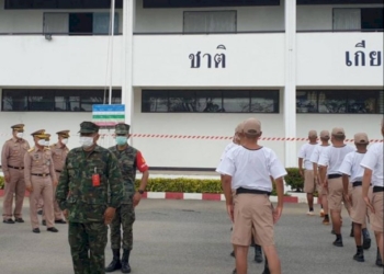 ผบสอรฝ.-เยี่ยมการฝึกทหารใหม่-ผลัด-4-พร้อมให้กำลังใจร่วมวงข้าวครูฝึก
