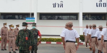 ผบสอรฝ.-เยี่ยมการฝึกทหารใหม่-ผลัด-4-พร้อมให้กำลังใจร่วมวงข้าวครูฝึก