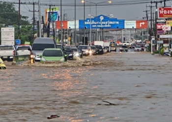ฝนกระหน่ำ-'เมืองสัตหีบ'-น้ำท่วมฉับพลัน-รถติดหนัก
