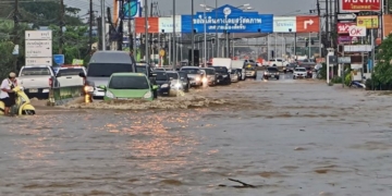 ฝนกระหน่ำ-'เมืองสัตหีบ'-น้ำท่วมฉับพลัน-รถติดหนัก