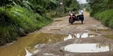 เทศบาลห้วยใหญ่คลอดงบซ่อมถนนหลังชาวบ้านพายเรือประชด