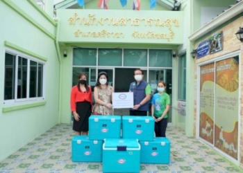 โรงกลั่นน้ำมันเอสโซ่ศรีราชา-มอบกระติกเก็บวัคซีน-แก่สำนักงานสาธารณสุขอำเภอศรีราชา-เพื่อสู้ภัยโควิด-19