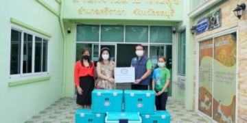 โรงกลั่นน้ำมันเอสโซ่ศรีราชา-มอบกระติกเก็บวัคซีน-แก่สำนักงานสาธารณสุขอำเภอศรีราชา-เพื่อสู้ภัยโควิด-19