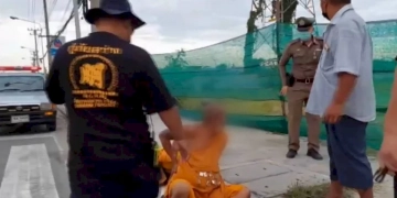 “พระ”-กำลังเดินข้ามถนน-จู่ๆ-มี-จยย.-ไม่ชะลอพุ่งเข้าไปชน-ได้รับบาดเจ็บ