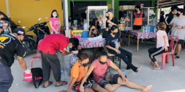 รถบรรทุกเทกระจาดพลิกคว่ำ-คนงานจับไก่บาดเจ็บระนาว-14-ราย