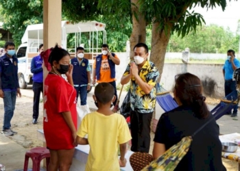 ชายหาดเขตทหารเรือสัตหีบแน่นรับหยุดยาว-นักท่องเที่ยวแห่พักผ่อนทำค้าขาย-ห้องพักคึกคัก