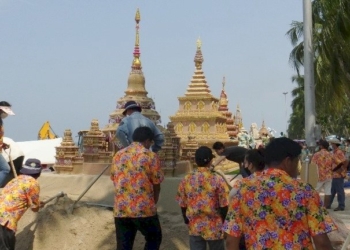 ยังแน่น!-ชายหาดบางแสน-จ.ชลบุรี​-นักท่องเที่ยวแห่เล่นน้ำ-ชมพระทรายวันไหล​