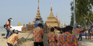 ยังแน่น!-ชายหาดบางแสน-จ.ชลบุรี​-นักท่องเที่ยวแห่เล่นน้ำ-ชมพระทรายวันไหล​