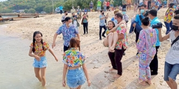 นักท่องเที่ยวแห่ร่วมงานอุ้มสาวลงน้ำ-เกาะขามใหญ่-สืบสานประเพณีอันเก่าแก่ของชาวเกาะสีชัง