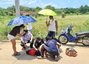 สังคมไม่สิ้นคนดี-กางร่มบรรเทาความเจ็บปวด-ช่วยเหลือผู้ประสบอุบัติเหตุรถคว่ำ-–-topnews
