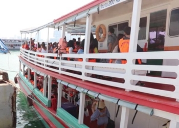 ร้อนจัดทำนักท่องเที่ยวแห่รับลมทะเลที่เกาะล้าน-ส่งผลท่าเทียบเรือแน่นแม้ไม่ใช่หยุดยาว