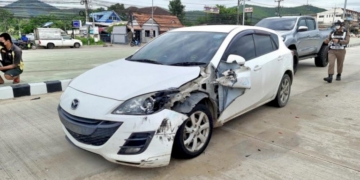 เก๋งแซงไม่พ้นชนท้ายสองแถวพุ่งขึ้นเกาะกลางที่สัตหีบ-สาวเมียนมาเจ็บสาหัส