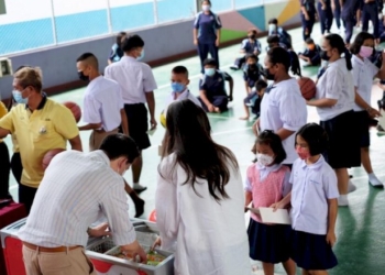 คู่รักสายบุญ-“ริต้า-กรณ์”มอบทุนการศึกษาโรงเรียนวัดแหลมฉบัง-|-เดลินิวส์