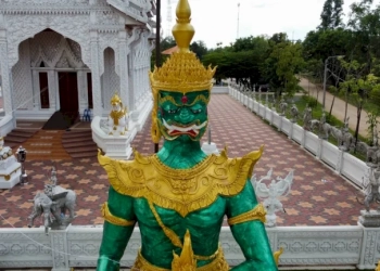 เลขเด็ด-16/5/65-ขอพร-“ท้าวเวสสุวรรณ”-มือขวาถือถุงทอง-มือซ้ายกำกระบองทอง 