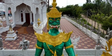 เลขเด็ด-16/5/65-ขอพร-“ท้าวเวสสุวรรณ”-มือขวาถือถุงทอง-มือซ้ายกำกระบองทอง 