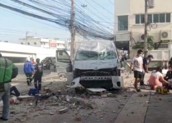 รถตู้เสียหลักพุ่งชนกำแพงทะลุเข้าปั๊มน้ำมันพังยับเจ็บ-2