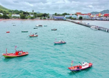 ทะเลมีคลื่นแรง-เรือประมงท้องถิ่นจอดหลบพายุ-สะท้อนภาพอาชีพหลักคนสัตหีบ