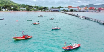 ทะเลมีคลื่นแรง-เรือประมงท้องถิ่นจอดหลบพายุ-สะท้อนภาพอาชีพหลักคนสัตหีบ
