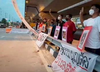 ชาวชลบุรี-'ยืนหยุดทรราช'-จี้ปล่อยนักโทษการเมือง-ห้อยป้ายเบิ้ม-'ของแพงค่าแรงถูก'