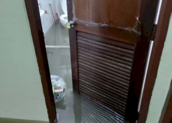 ท่วมซ้ำซากนับ10ปี!-ชาวบ้านร้องชลบุรีฝนตกหนักน้ำเข้าท่วมทั้งหมู่บ้าน-วอนจนท.เร่งแก้