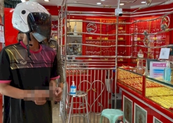 รวบคาบ้าน!-คนร้ายหัวเกรียนพยายามชิงทอง-2-บาท-จากร้านทองใน-อพานทอง-จ.ชลบุรี