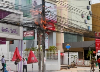 ไฟไหม้สายสื่อสารริมถนนสายสุขุมวิท-อบ้านฉาง-พร้อมกัน-2-จุด-หวิดลามไหม้บ้านเรือน-ปชช.