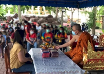 คนแห่-“เจิมมือ”-นะพระแม่โพสพ-วัดเขาไม้แดง-เชื่อเสริมดวงค้าขาย