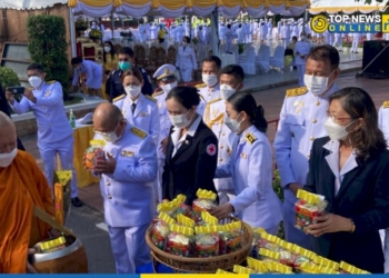 ร่วมตักบาตรพระ-71-รูป-เนื่องในวันเฉลิมพระชนมพรรษา-70-พรรษา-พระบาทสมเด็จพระเจ้าอยู่หัวฯ-–-topnews