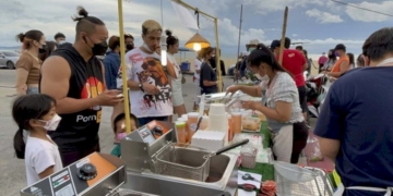 กลับมาแล้วตลาดสตรีทฟู้ด-ริมหาดนาจอมเทียนย้ายมาฝั่งตรงข้ามที่เก่า