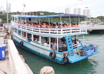 เมืองพัทยา-เร่งติดตั้งเต็นท์บริเวณท่าเทียบเรือแหลมบาลีฮายหลังเจอกระแสดรามาช่วงหยุดยาว