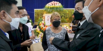 รมว.สุชาติ-ส่งเลขาฯ-รัฐมนตรี-มอบเงินช่วยทายาทเหยื่อเหตุไหม้ผับเมาน์เท่น-บี