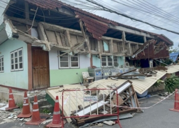 ระทึก!!เจ้าของบ้านรอดตายหวุดหวิด-เหตุหลังคาบ้านถล่มทั้งแถบ