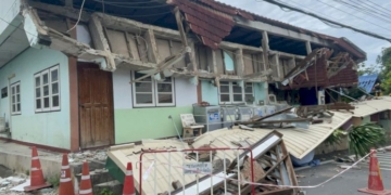 ระทึก!!เจ้าของบ้านรอดตายหวุดหวิด-เหตุหลังคาบ้านถล่มทั้งแถบ