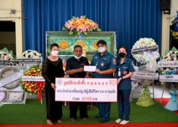 มูลนิธิป่อเต็กตึ๊ง-มอบเงินช่วยค่าฌาปนกิจศพแก่ญาติผู้เสียชีวิตไฟไหม้-เมาท์เทน-บี-ผับ-อสัตหีบ-จ.ชลบุรี