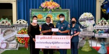 มูลนิธิป่อเต็กตึ๊ง-มอบเงินช่วยค่าฌาปนกิจศพแก่ญาติผู้เสียชีวิตไฟไหม้-เมาท์เทน-บี-ผับ-อสัตหีบ-จ.ชลบุรี