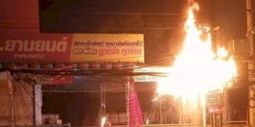 ระทึกอีกแล้ว!-ไฟไหม้สายสื่อสาร-ทำให้หม้อแปลงระเบิดเสียงดังสนั่นเมืองศรีราชา