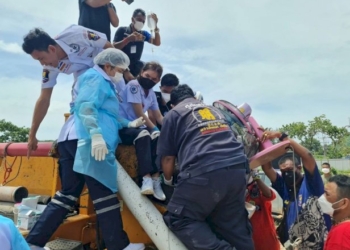 นาทีชีวิต!-กู้ภัยเร่งช่วยคนงานพลัดตกเครื่องผสมปูนถูกบดขาขาด