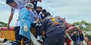 นาทีชีวิต!-กู้ภัยเร่งช่วยคนงานพลัดตกเครื่องผสมปูนถูกบดขาขาด