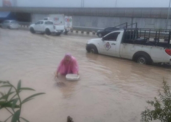 ชลบุรีฝนถล่มตอนบ่าย-ทำน้ำท่วมตลาดบ่อวิน-ทะลักเข้าร้านค้าบ้านเรือนประชาชน