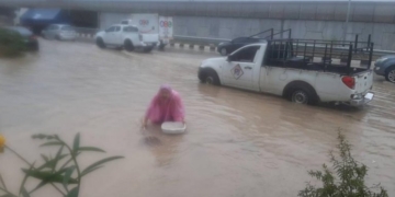 ชลบุรีฝนถล่มตอนบ่าย-ทำน้ำท่วมตลาดบ่อวิน-ทะลักเข้าร้านค้าบ้านเรือนประชาชน