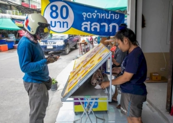 คนพัทยาแห่ซื้อลอตเตอรี่-80-บาทผ่านแอปพลิเคชั่นเป๋าตัง 