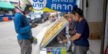 คนพัทยาแห่ซื้อลอตเตอรี่-80-บาทผ่านแอปพลิเคชั่นเป๋าตัง 