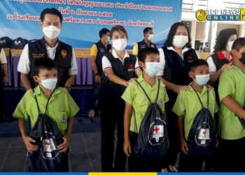 กาชาดจังหวัดชลบุรีปันน้ำใจมอบชุดนักเรียนใหม่-และ-และถุงยังชีพการศึกษา-เพื่อเป็นขวัญกำลังใจแก่เด็กและเยาวชน-–-topnews