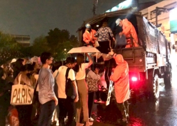 ทหารลุยกู้ภัยน้ำท่วม-'ทบ'-เพิ่มรถบรรทุกรับส่งประชาชน-16-เขต-กทม.