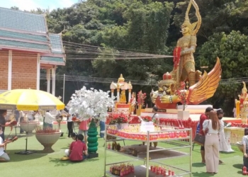 สาวโรงงาน-รับโชค-'ท้าวเวสสุวรรณ'-ถวายเครื่องไหว้ชุดใหญ่-แห่จุดธูปเสี่ยงทาย