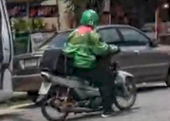 แยกสอบคนขับรถตู้-พนงหญิงถูกโจรไรเดอร์ชิงเงินเกือบ-35-ล.พบคนร้ายขี่รถวน-3-รอบก่อนลงมือ