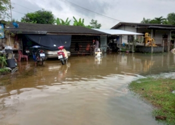 พิษพายุโนรู!-ฝนถล่มชลบุรี-อ.พนัสนิคมจมบาดาล-ชาวบ้านกว่า-100-หลังคาเรือนเดือดร้อน