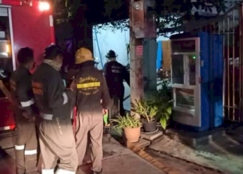 ไฟฟ้าลัดวงจร!!-ไหม้บ้านแม่ค้าลูกชิ้นปิ้ง-โชคดีกลับมาเจอก่อนวอดทั้งหลัง