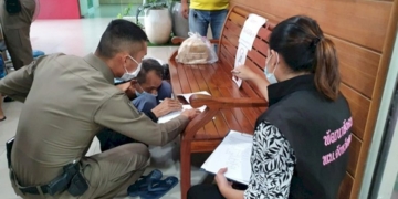 จบกระแสดรามา-“ลุงวี-ขอทานหลังโก่ง-”-ตร.ชลบุรี-ผลักดันกลับประเทศยกครัว