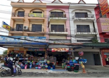 ผวาชายขับกระบะใช้ปืนรัวยิงขึ้นฟ้ากว่า-10-นัดสาวเจ้าของร้าน-20-บาทโร่แจ้ง-ตร.สัตหีบตามจับ